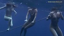 3 chicas calientes nadan y se divierten en el mar