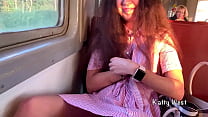 18歳の電車の中で彼女のパンティーを見せて、公共の場で見知らぬ人にペニスをけいれんさせた