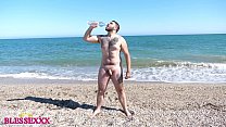 Прямой мужчина гуляет по нудистскому пляжу - Magic Javi