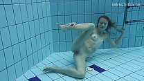 Clara petite teen aux petits seins sous l'eau