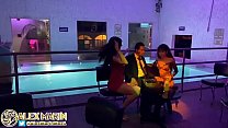 в застольном танце ко мне подошли 2 шлюхи и после пердежа я их трахнул наедине без кодона