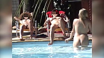 La ragazza finge di usare il cellulare per filmare un gruppo di amici nudi in piscina