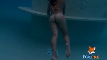 Nackt im Pool eines Familienhotels schwimmen (ganzes Video auf FOXXXYHOT.COM)