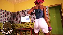 zeer sexy afrikaanse naija nigeria meisje neukt haar beste vriendin lange grote penis in haar natte vagina na het verliezen van een spel