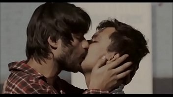 Eduardo Togi et Jesús Canchola Sánchez s'embrassent dans le film Bittersweet Waters | GAYLAVIDA.COM