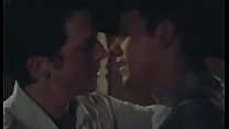 Гей поцелуй из фильма "Это только я" между актерами Николасом Даунсом и Дэвидом Лореном | gaylavida.com