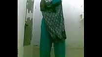 Индийская жена мастурбирует из бутылки в душе для селфи