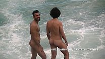 Mecs nus à la plage