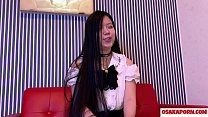 24 ans, une asiatique amateur mignonne bénéficie d'une interview de sexe. Une jeune japonaise se masturbe avec un jouet de baise. Alice 1 OSAKAPORN