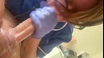 Infirmière femme gags suce profondément la bite des patients (Part2)
