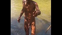 голый турист в реке
