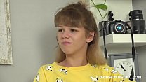 С маленькими сиськами, но с хорошими навыками