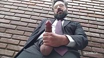 Executivo tarado se masturba no jardim do escritório