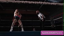As gatas lésbicas sensuais Ariel X e Sinn Sage pegando pesado um com o outro no ringue de luta livre