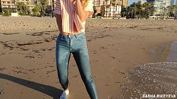 Fotos molhadas em uma praia pública com Crazy Model. Masturbação arriscada ao ar livre. Fetiche por pés. Faça xixi em jeans.