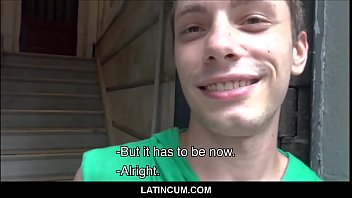 Amateur Twink Latino Boy ha pagato in contanti per scopare due uomini eterosessuali in un edificio abbandonato
