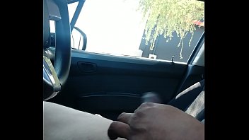 Mostrando il cazzo in macchina