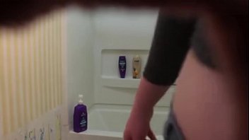 Filmei escondido minha filha tomando banho