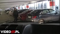 Uma colegial dando uma chupada no carro no estacionamento de um shopping