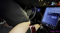 Sexy Cute Petite Teen Bailey Base scopa l'appuntamento con la sua Tesla mentre guida - 4k