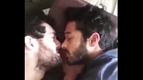 Горячий гей-поцелуй между двумя индейцами | gaylavida.com