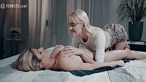 Kenna James sta facendo sesso lesbico con una MILF Cory Chase