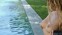 Madura británica de grandes tetas naturales Bexie Williams striptease al aire libre y posando caliente