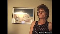 Сладкая старая бабушка трахается и делает минет в спальне