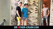 Des frères chauds baisent leur voisin plus âgé dans un trio gay