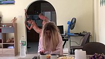 Шаловливая падчерица спряталась в холодильнике и получила задницу от отчима, пока мама смотрит телевизор