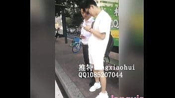 Lehrer Lang Xiaohui schließt die Arbeiter am Busbahnhof an und zieht sie zurück zum Hotel, um mit einem anderen Shao Ling-1 zu züchten