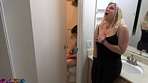 hijastro pillado masturbándose en el baño folla madrastra