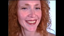 La casalinga vigorosa con i capelli rossi e grandi tette Nicole dimostra in buona fede dei succhiacazzi britannici per peter puffer dall'altra parte dello stagno