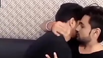 Des mecs indiens chauds s'embrassent