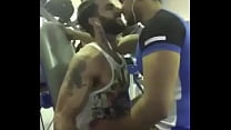 Beau baiser gay au gymnase entre deux indiens