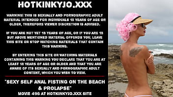 Fist anal sexy sur la plage et prolapsus