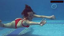 Morena gata mamas grandes Mia Ferrari nadando na piscina