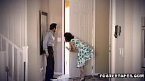 Миниатюрная молодая женщина Фостер, падчерица Ария Ли, втроем с новой милфой с большими сиськами Фостер, мачехой Джослин Джеймс и отчимом Томми Ганном