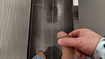 gostosa se masturba no banheiro publico