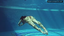 Kittina nada desnuda en la piscina