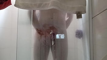 Белокурая блондинка с розовым хуем кончает в ванной