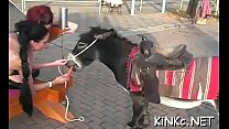Марито и Ямила, очень возбужденная подруга из Аргентины, садится на меня, и в одиночку она пригвоздит его к хвосту, чтобы хорошо на мне ездить