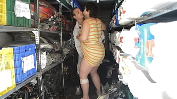 Он трахает толстую женщину в магазине запчастей в мастерской. Она очень непослушная толстая женщина, которая хочет, чтобы инструменты были вставлены в ее киску.