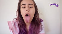 Linda garota fazendo ahegao com a língua de fora