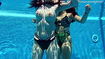 Sexy Babes mit großen Titten schwimmen unter Wasser im Pool