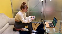 La gamer girl Kira con leggings grises usa a su esclava de silla mientras juega mientras se sienta en la cara de peso completo (vista previa)