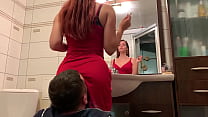 La señora sofi en vestido rojo usa silla esclava - ignora femdom sentado en la cara (vista previa)
