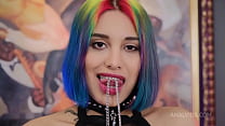 Радужная юная сучка Roxy Lips против жесткого папочки Nick Rock! Глубокие анальные яйца, шлепки, лизание мужской задницы, жесткий NRX074