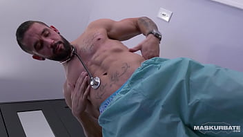 Maskurbate - Enfermera sexy se quita la camisa y se masturba (metraje sin cortar)