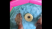 Miss Wagon Vegan - Mis pies en la piscina con chanclas para que puedas deslizarte